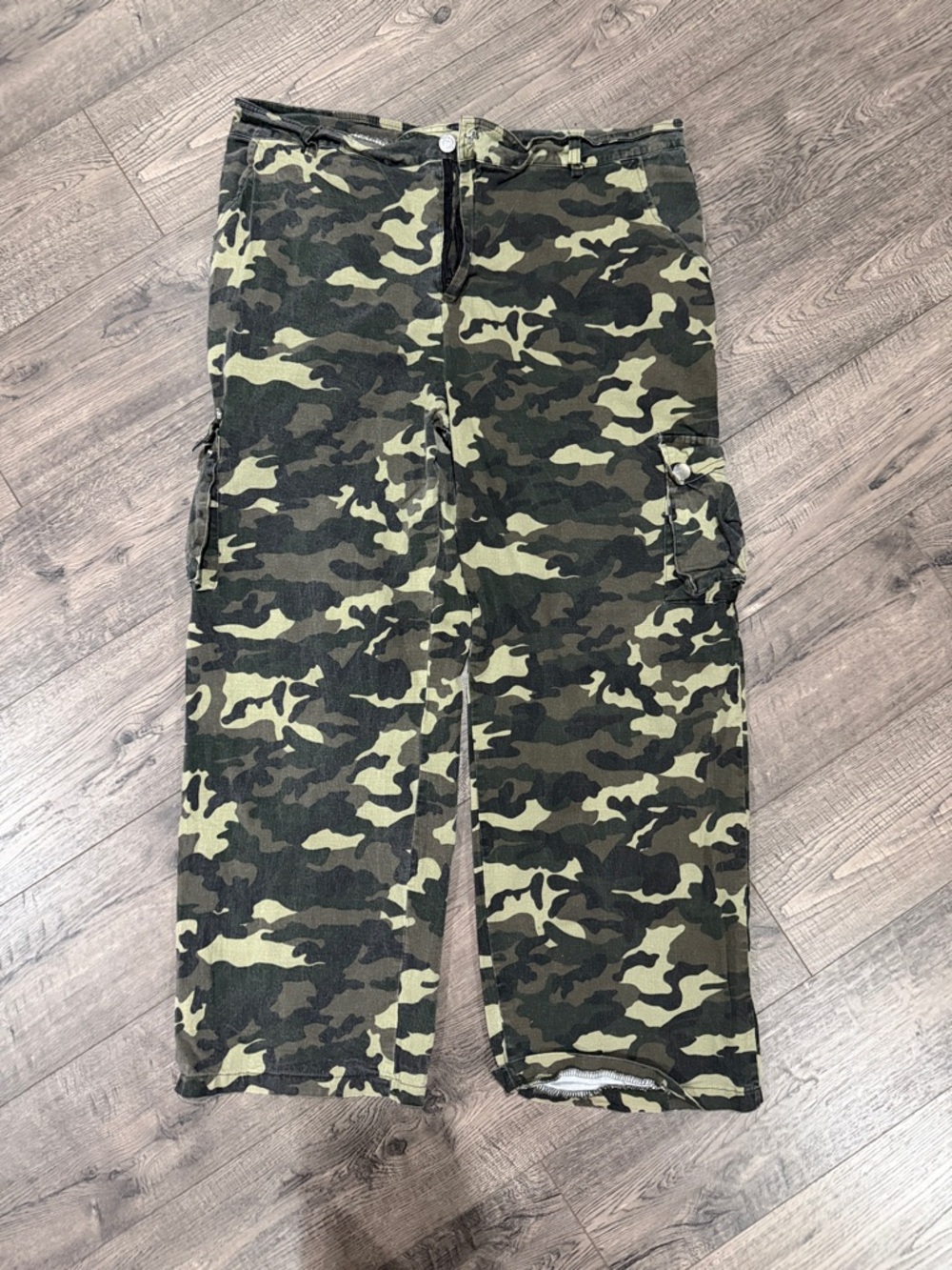 Wide Leg Cargo Pants in Green Camo